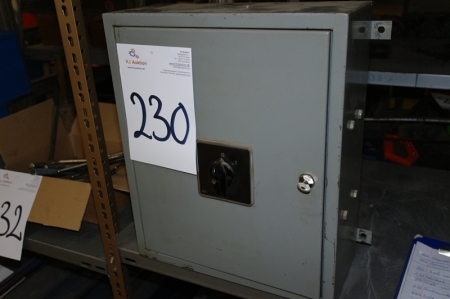 Steel locker with key. Contents: lathe tools