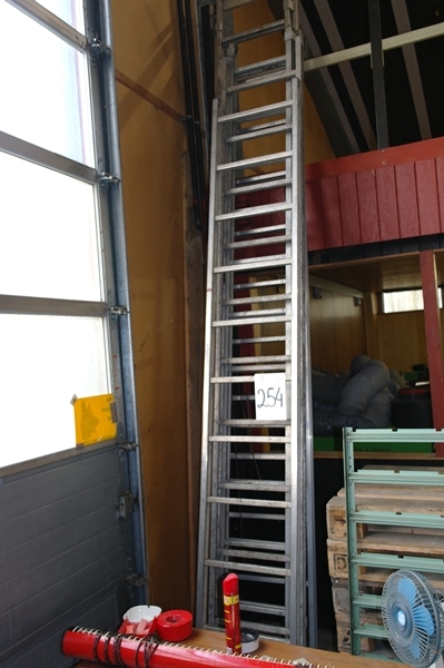 2 aluminum extension ladders + 2 each, alu. 5.1 meters + 6 meters