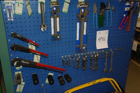 Exhibition Panel containing various hand tools. Pipe Wrenches + wrenches + sheet metal scissors + Allen keys + monkey wrenches. Everything is NEW