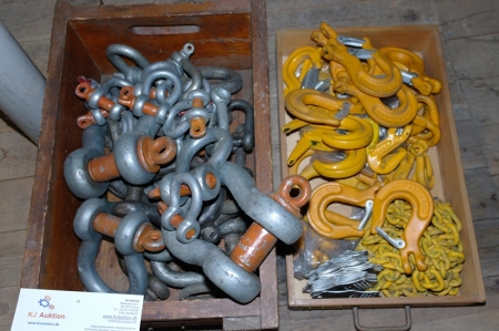 Box of shackles + box with various lifting hooks