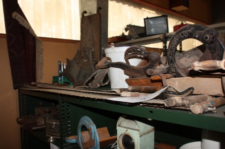 Forest Saws + Raadvad rye bread cut + cast iron lamp + carpet etc. green bookcase included.