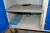 Værkstedsrullebord med skruestik med indhold af diverse håndværktøj