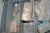 Reol med sortimentskasser med indhold af diverse skruer, spændskiver, lynkoblinger med videre