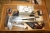 Rullebord med diverse skydelære + målestander + kasse med lommeregnere.