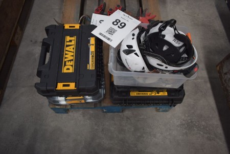 4 stk værktøjskasser + kopbor + sikkerhedshjelme