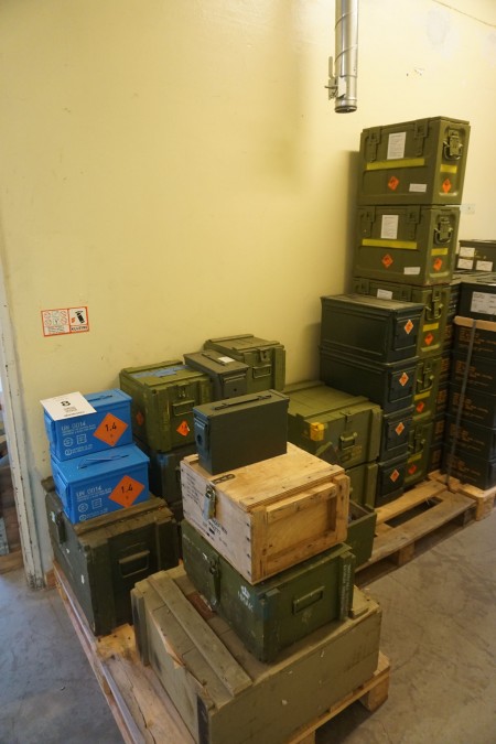29 pieces of ammunition boxes, both in wood and metal