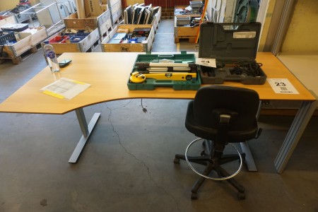 El hæve sænkebord med kontorstol 