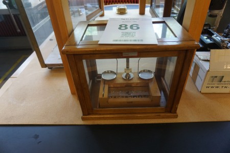 Measuring weight in wooden box