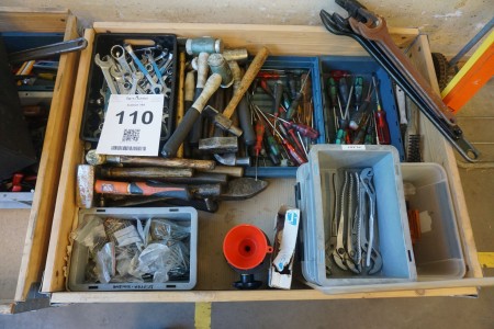 Large lot of hand tools + 2 pcs spirit level and trash can