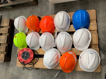 13 work helmets + cable drum