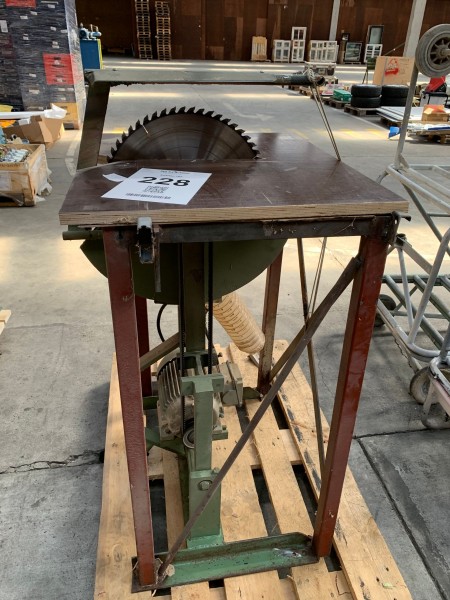 Trimming saw with table