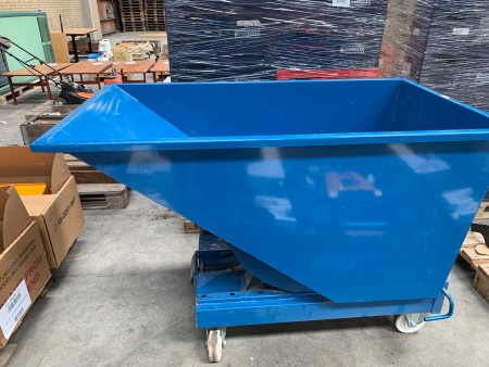 Waste container for pallet calves