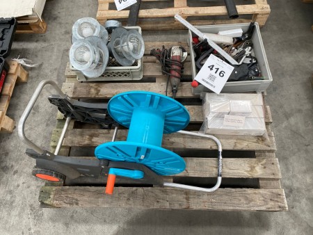 Lot of hand tools + 3 outdoor lamps + hose reels