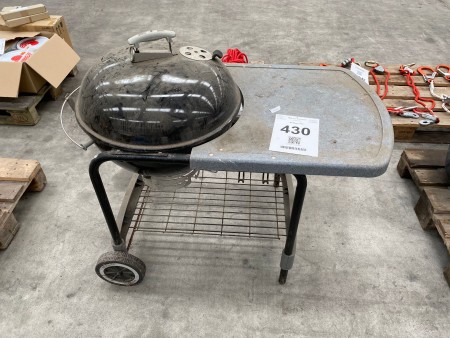 Weber ball grill with side table