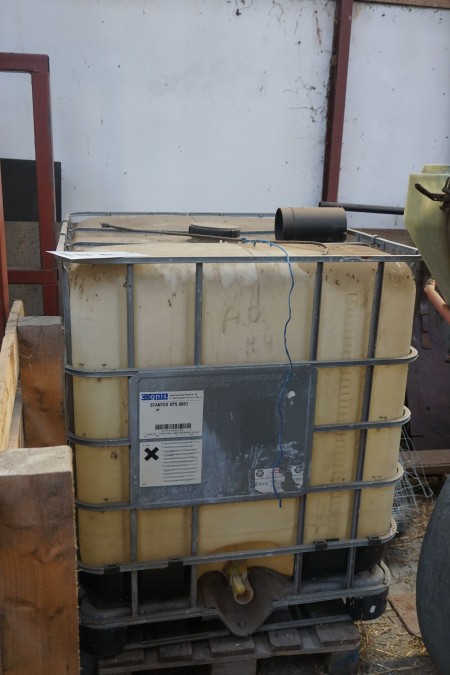 2 pcs. 1000 liter container with tank tap.