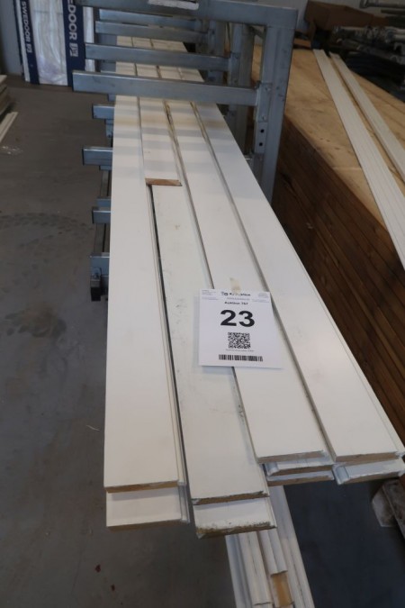 Ca. 37 meter white baseboard, 21x115 mm. Small damage may occur