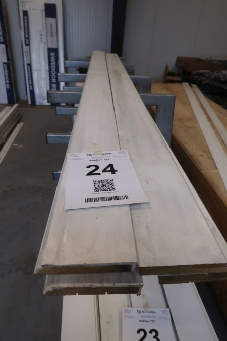 Ca. 11 meter white baseboard, 21x140 mm. Small damage may occur
