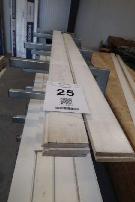 Ca. 10 meter white baseboard, 16x115 mm. Small damage may occur