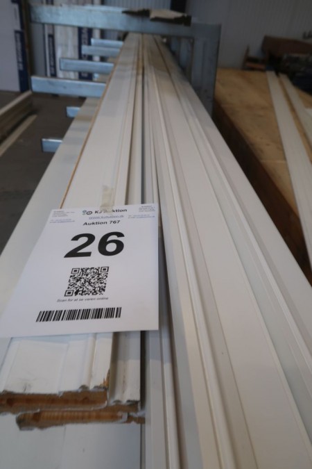 Ca. 42 meter white baseboard, 21x92 mm. Small damage may occur