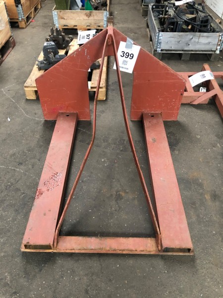 Lifting yoke for Bigbags with truck mount.