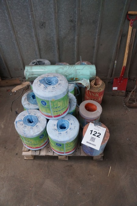 Lot of mixed bale string + 1 roll of plastic