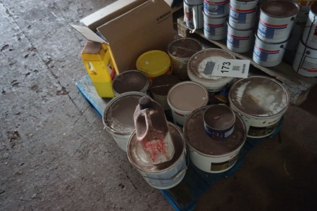 Large lot of paint + lot of spray paint