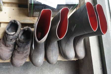 2 rubber boots, brand: Dunlop + 1 safety shoe, brand: Brynje