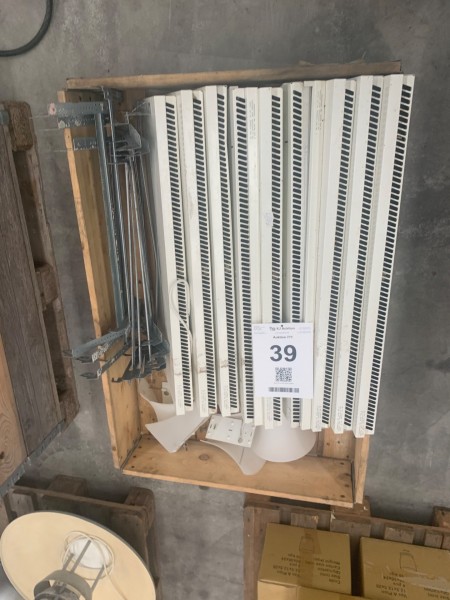 9 stk væghængte radiatorere 
