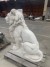 Stor siddende løve, støbt hvid beton
