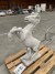Stejlende Hest, støbt hvid beton