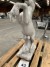 Stejlende Hest, støbt hvid beton