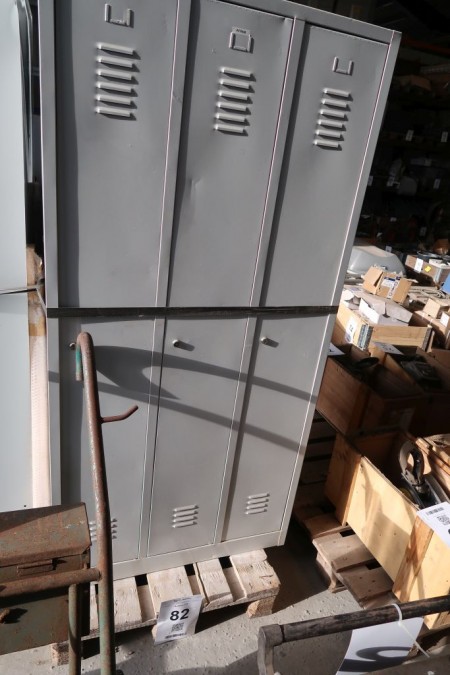 Steel cabinet with 3 doors