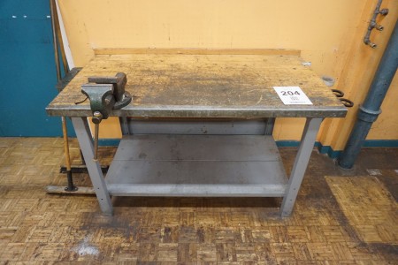 File bench in wood with vise