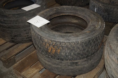 2 Stk. LKW-Reifen unterschiedlicher Größe und Muster.