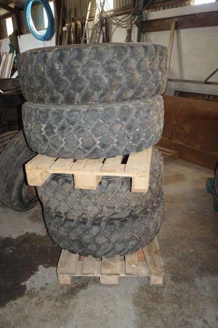 4 pcs. industrial tires. Brand: Michelin.