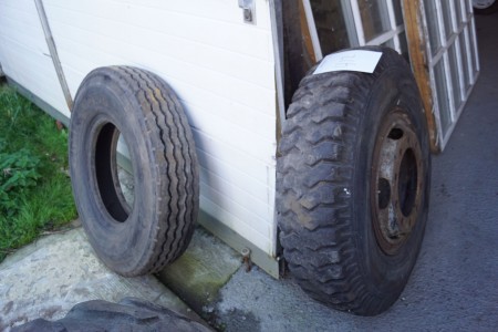 2 Stk. LKW-Reifen unterschiedlicher Größe und Muster.