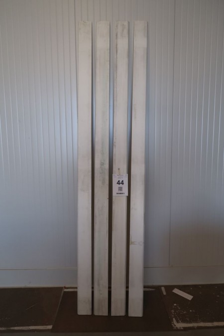 Approx. 11.6 meters white skirting board, 20x140 mm, length approx. 290 cm. Small damage may occur