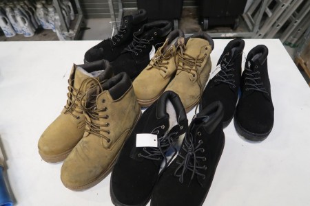 5 pairs of boots size 43