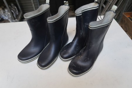 2 pairs of rubber boots size 40