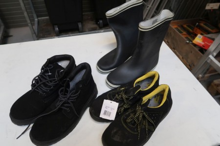 3 pairs of boots / shoes size 41. 1 pair of safety shoes. 1 pair of boots. 1 pair of rubber boots