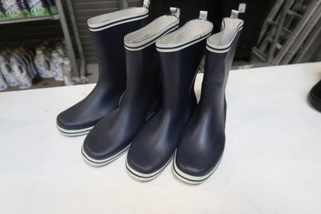 2 pairs of rubber boots size 44