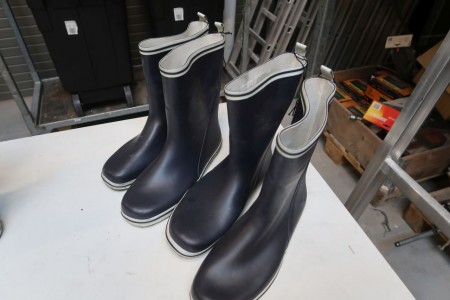 2 pairs of rubber boots size 45