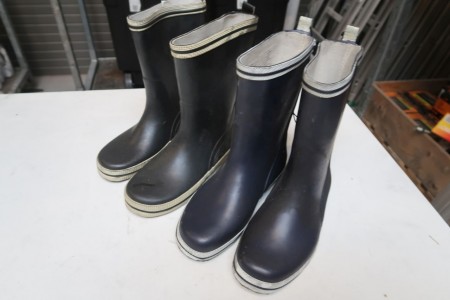2 pairs of rubber boots size 36