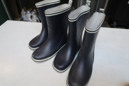 2 pairs of rubber boots size 35