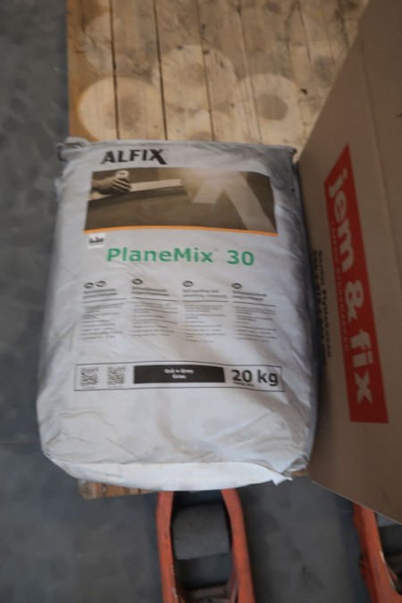 3x20 kg Alfix planemix 30. In Beuteln befinden sich Klumpen