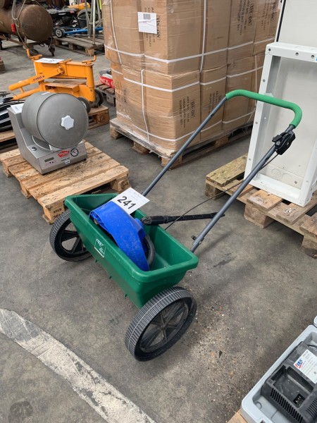 Fertilizer cart on wheels