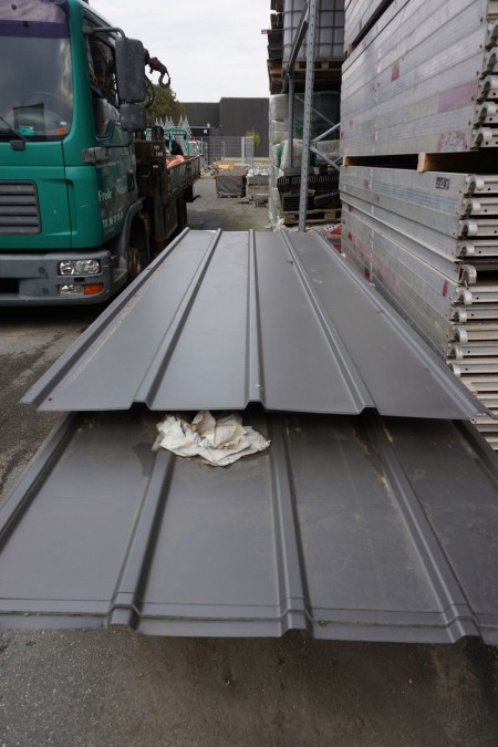 Lot of steel plates on pallet rack + pallet with posts.