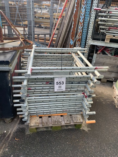 Pallet with rafters for masonry scaffolding