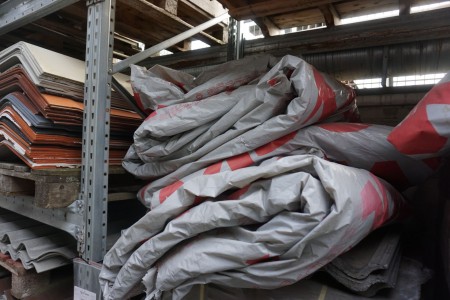 2 pallets with winter mats, tarpaulins and roof hoods.