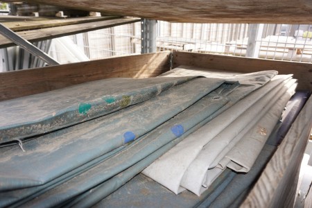 2 pallets with tarpaulins + pallet with insulated flex pipe